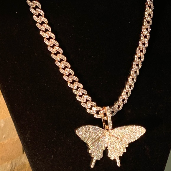 Cuban link Necklace with butterfly pendant - Picture 4 of 9